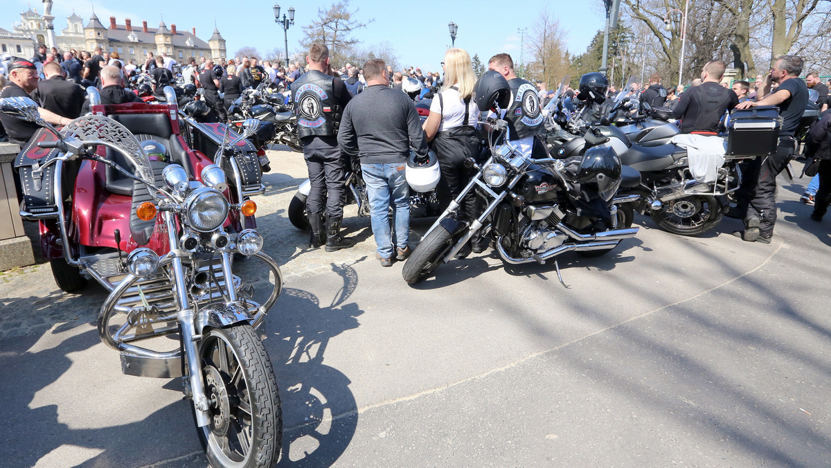 Około 50 tys. motocykli z całego kraju pojawiło się dziś pod Jasną Górą na jubileuszowym XV Motocyklowym Zlocie Gwiaździstym im. Księdza Ułana Zdzisława Jastrzębiec Peszkowskiego.