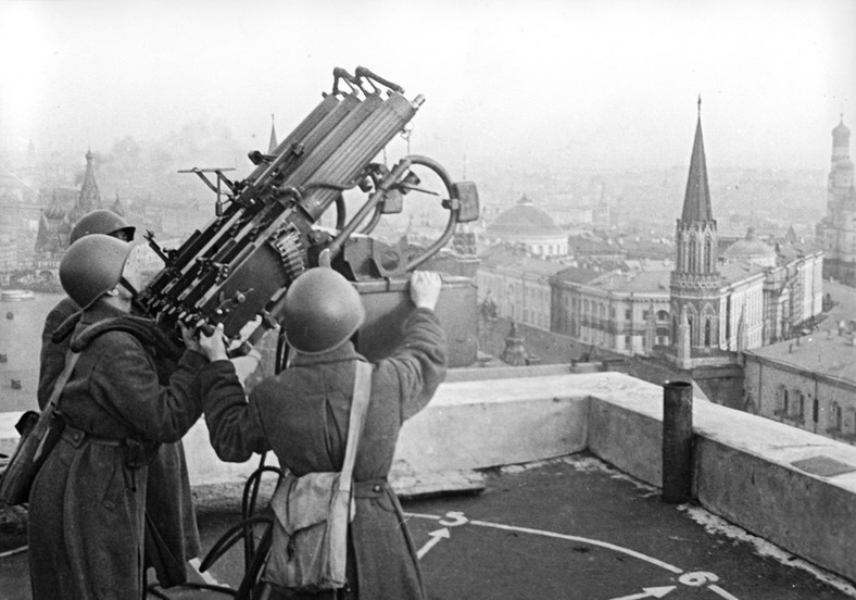 Strzelcy radzieckiego karabinu przeciwlotniczego na dachu Hotelu Moskwa