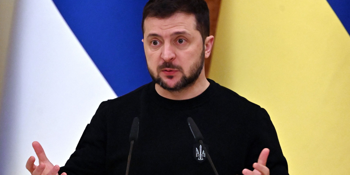 Wołodymyr Zeleński podczas konferencji w Kijowie 24 lutego 2023 r.