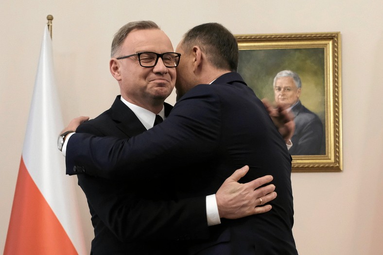 Trzech prezydentów: Spotkanie Andrzeja Dudy z Karolem Nawrockim. W tle portret Lecha Kaczyńskiego