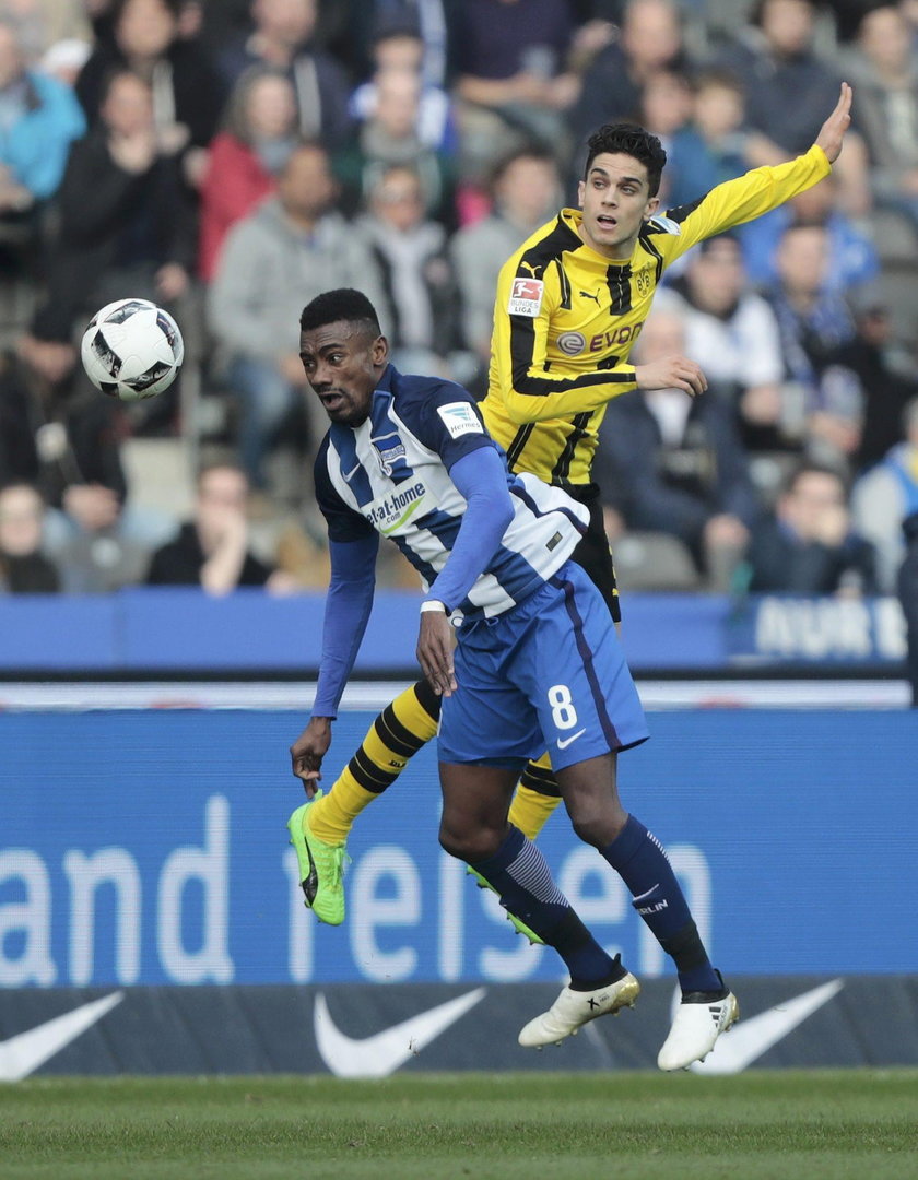Marc Bartra szuka kibicki po meczu Schalke – Borussia Dortmund