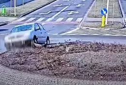 Senior jechał z "lodową przyłbicą". Rozbił auto na rondzie [WIDEO]