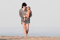 Selma Blair z synem na plaży/fot.East News