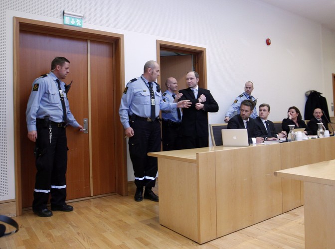 W poniedziałek Breivik stanął przed sądem w Oslo, który miał zdecydować, jak długo zamachowiec pozostanie w areszcie