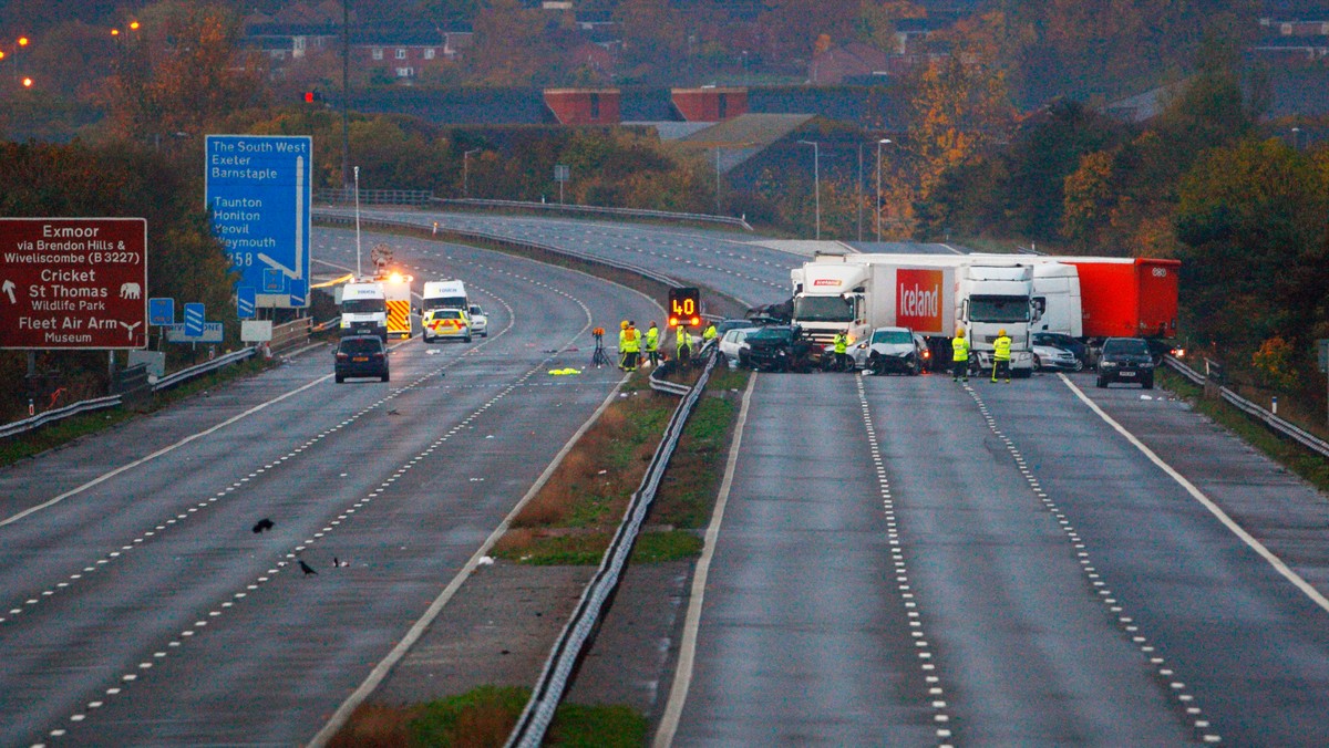 Kilka osób poniosło śmierć, a 35 zostało rannych w karambolu z udziałem co najmniej 26 samochodów, do którego doszło w piątek wieczorem na autostradzie M5 w pobliżu Taunton, w hrabstwie Somerset w południowo-zachodniej Anglii - podali świadkowie i policja.