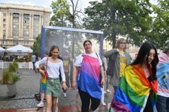 Parada równości przeszła ulicami Warszawy [ZDJĘCIA]