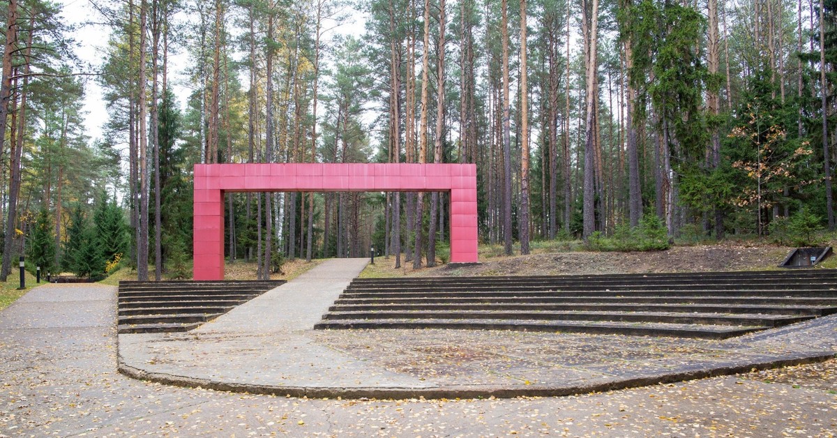 Rosja uszkodziła pomniki w Katyniu