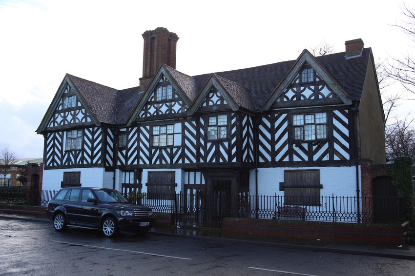 Spolja izgleda kao predivna kuća s početka 17. veka...