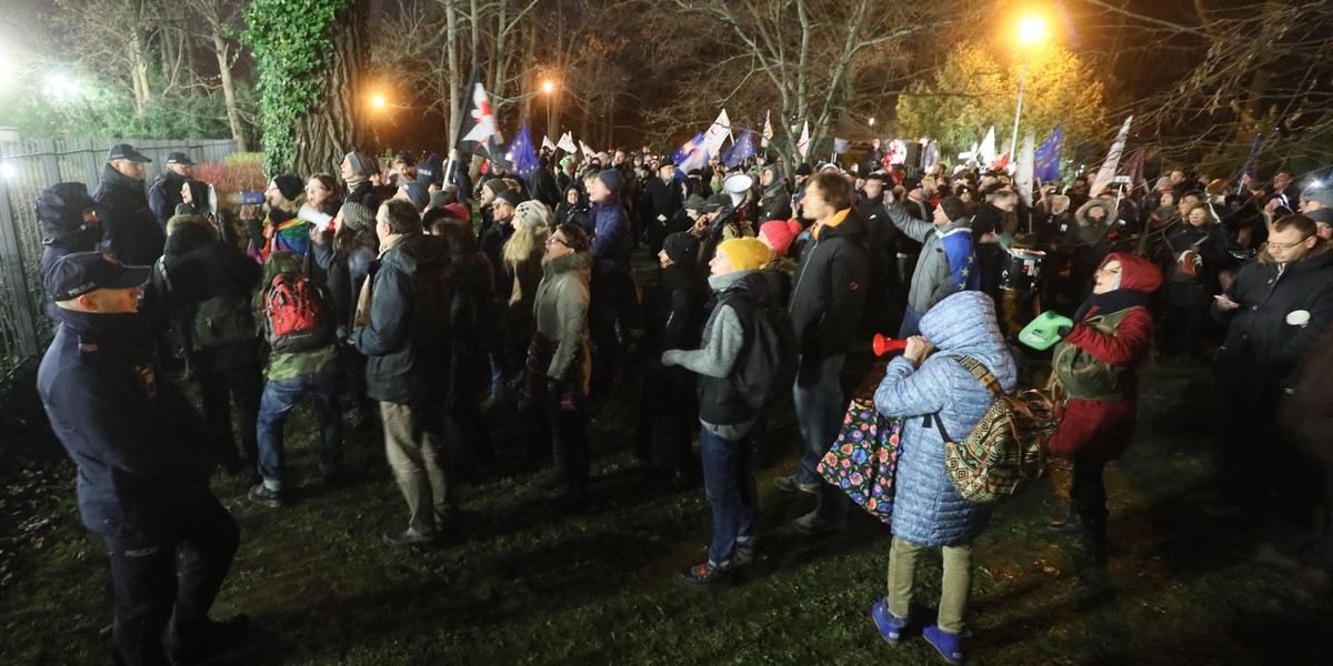 Przeciwnicy reformy sądownictwa protestują przed Senatem