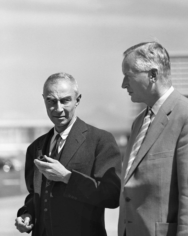 Robert J. Oppenheimer rozmawia z C.J. Bakkerem, sekretarzem generalnym Europejskiego Ośrodka Badań Jądrowych CERN w Meyrin w Szwajcarii.