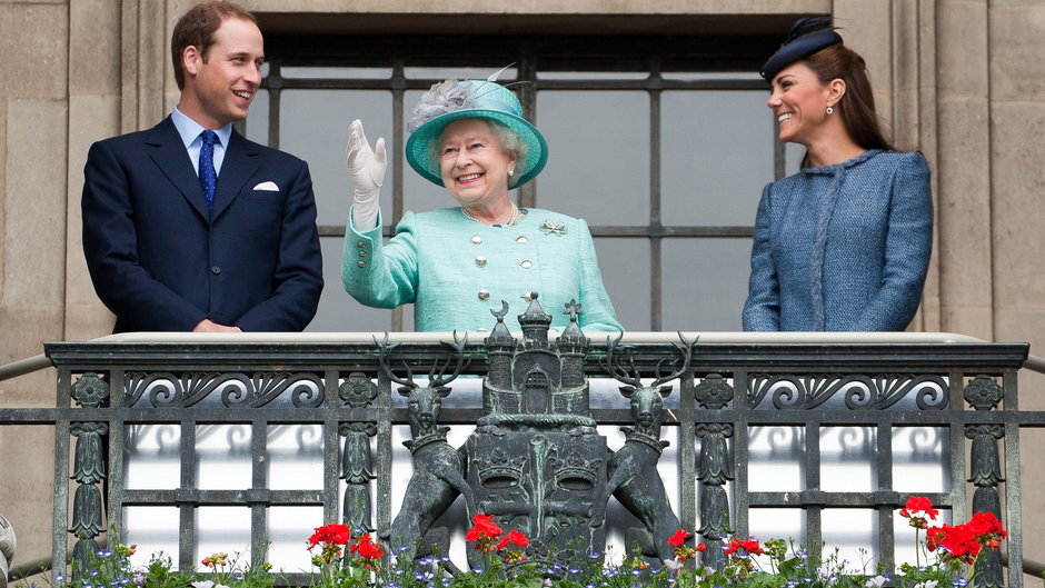 Elżbieta II z księciem Williamem i Kate Middleton