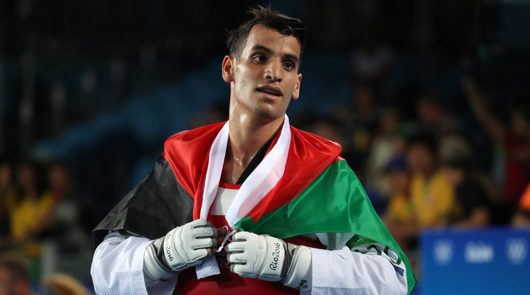A jordániai Ahmad Abugaus, miután legyőzte az orosz Alekszej Gyenyiszenkót a Rio de Janeiró-i nyári olimpia férfi tekvondó 68 kilogrammos súlycsoportjának döntőjében / Fotó: MTI/EPA