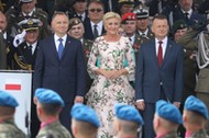 Prezydent Andrzej Duda i minister obrony Mariusz Błaszczak w czasie obchodów święta Wojska Polskiego