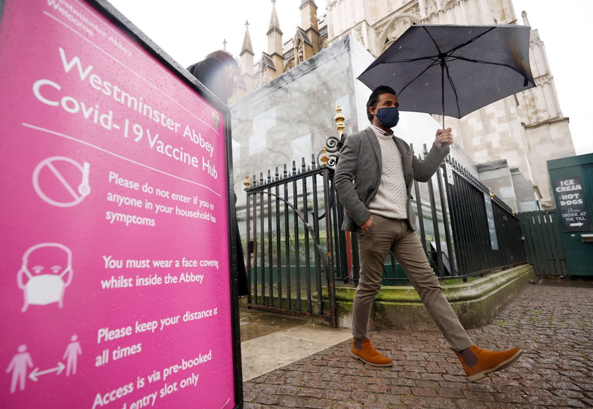 Opactwo Westminsterskie szczepi obok grobu Dickensa