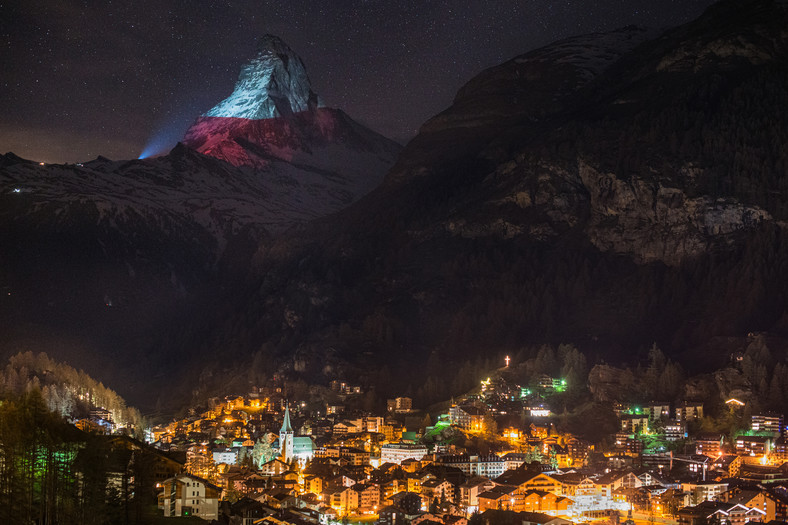 Koronawirus: Szwajcaria. Polska flaga wyświetlona na górze Matterhorn w Alpach