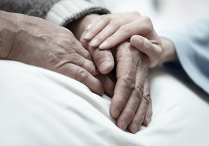 Medicinska sestra otkrila šta joj je jedan od najbogatijih ljudi rekao na samrti