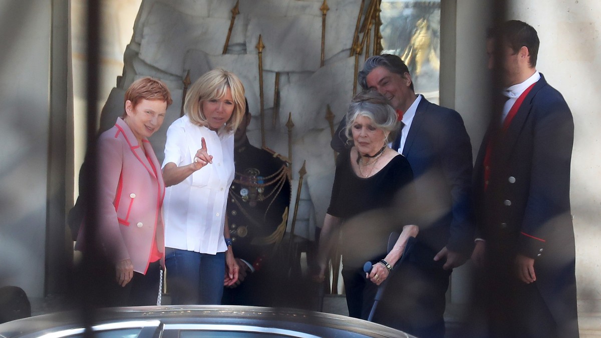 Brižit Bardo i Brižit Makron ispred Jelisejske palate 2018. godine