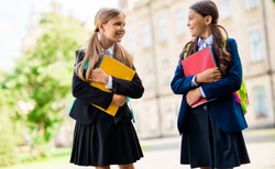 Szkolne mundurki mogą zawierać szkodliwe substancje związane z otyłością i rakiem