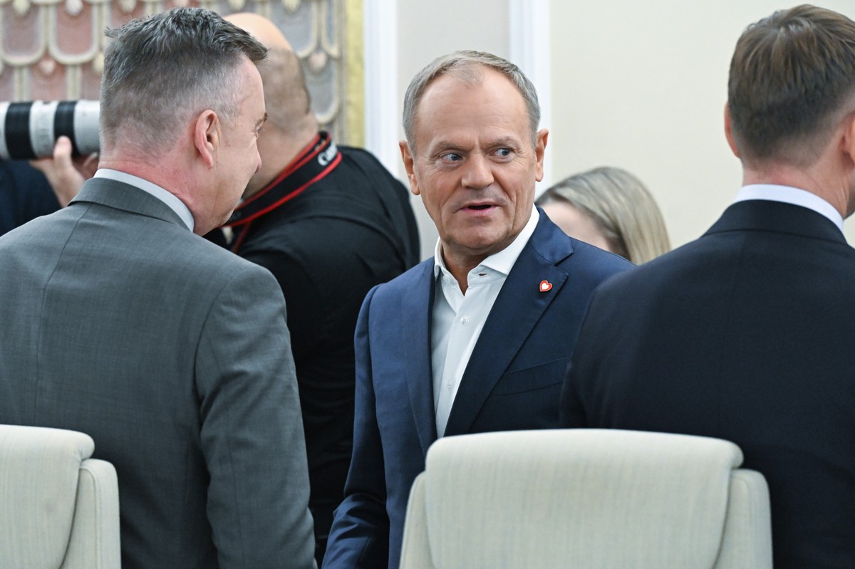 Premier Donald Tusk (C) podczas posiedzenia rządu w siedzibie Kancelarii Prezesa Rady Ministrów w Warszawie