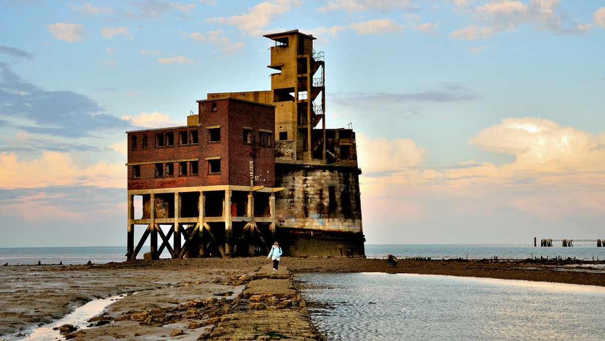 Agencja nieruchomości RiverHomes wystawiła na sprzedaż Grain Battery Tower za 500 tys. funtów. Fortyfikacja obronna z XIX wieku położona jest godzinę drogi od centrum Londynu.