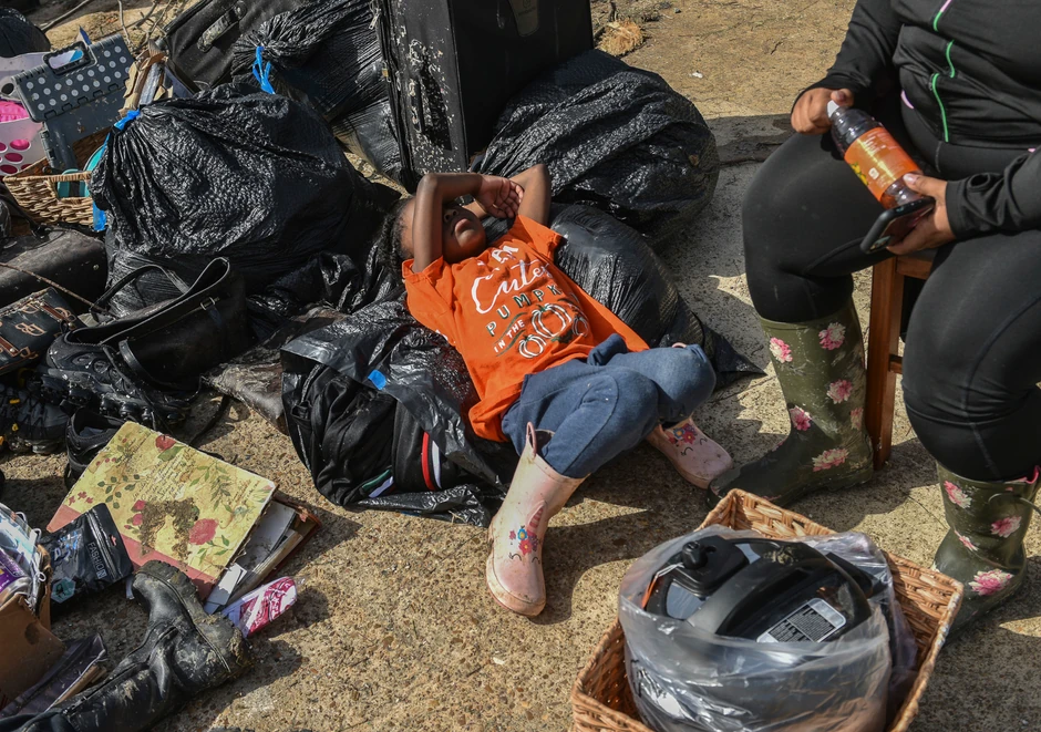Dete leži na stvarima nakon što je ostalo bez doma u Misisipiju