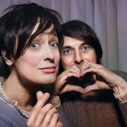 Miłość dwóch elfic w teledysku Matyldy i Łukasiewicza. Zobacz "Zamknąć"