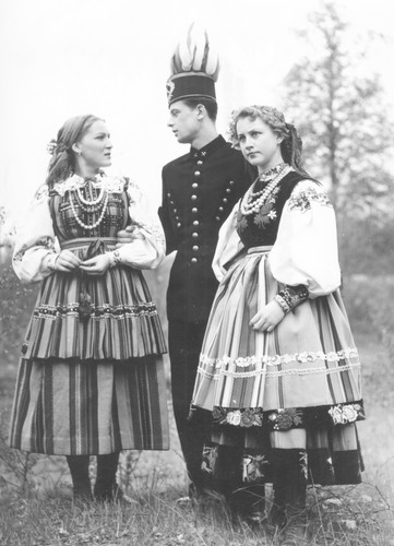 Irena Santor, solistka 'Mazowsza' podczas spotkania z kolegami z zespołu 'Śląsk' w Karolinie w 1955 roku