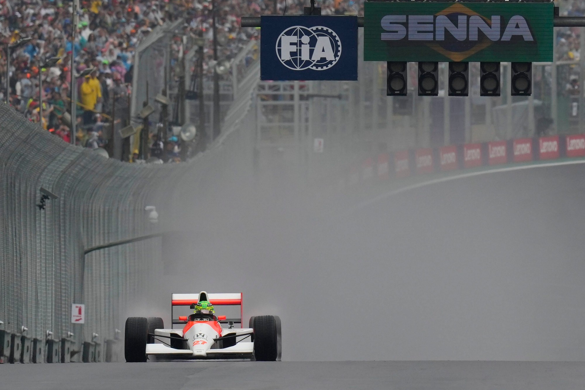 Lewis Hamilton absolvoval niekoľko kôl na Sennovom majstrovskom McLarene.