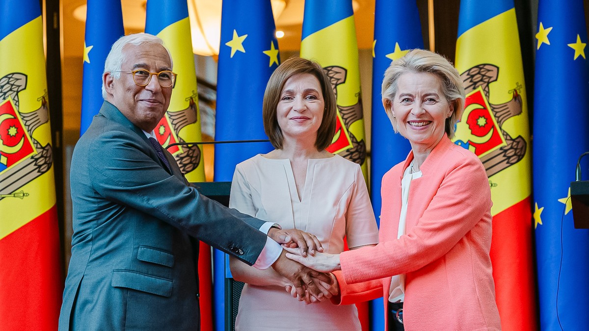 Prezydent Mołdawii Maia Sandu (w środku) oraz przewodniczący Rady Europejskiej António Costa i szefowa Komisji Europejskiej Ursula von der Leyen