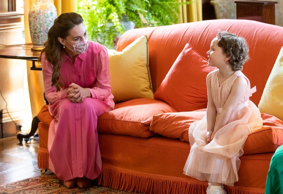 Kate Middleton mesebeli hercegnőnek öltözött egy leukémiás kislány kedvéért