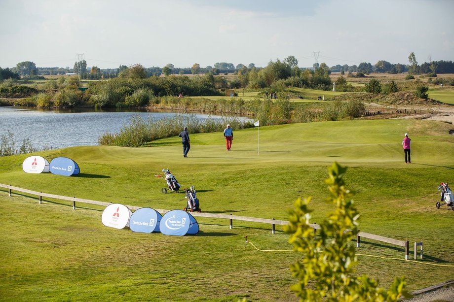 Szersze spojrzenie na pole golfowe w Rajszewie