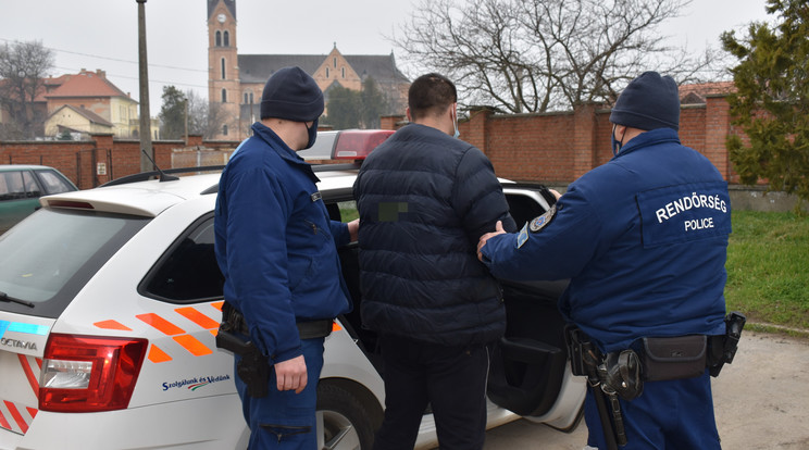 A padláson keresztül jutott be egy betörő egy törökszentmiklósi házba / Fotó: Police.hu