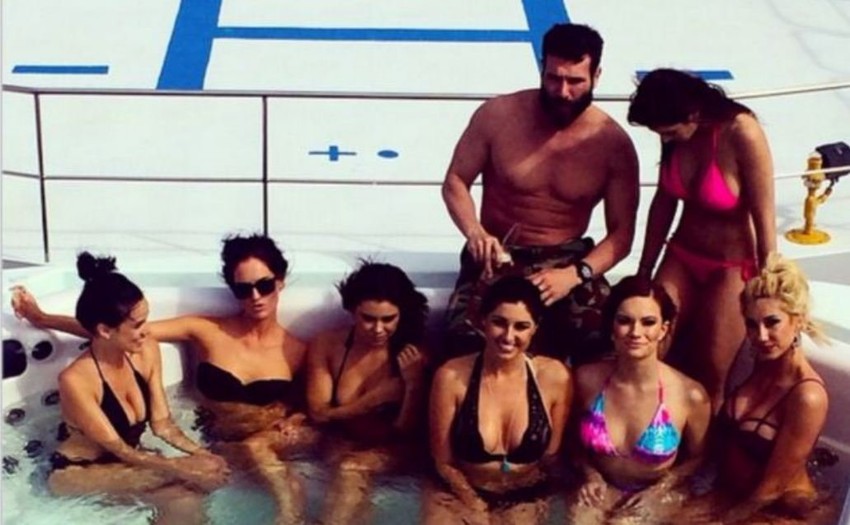 Balzerijan je na većini fotografija okružen golišavim lepoticama