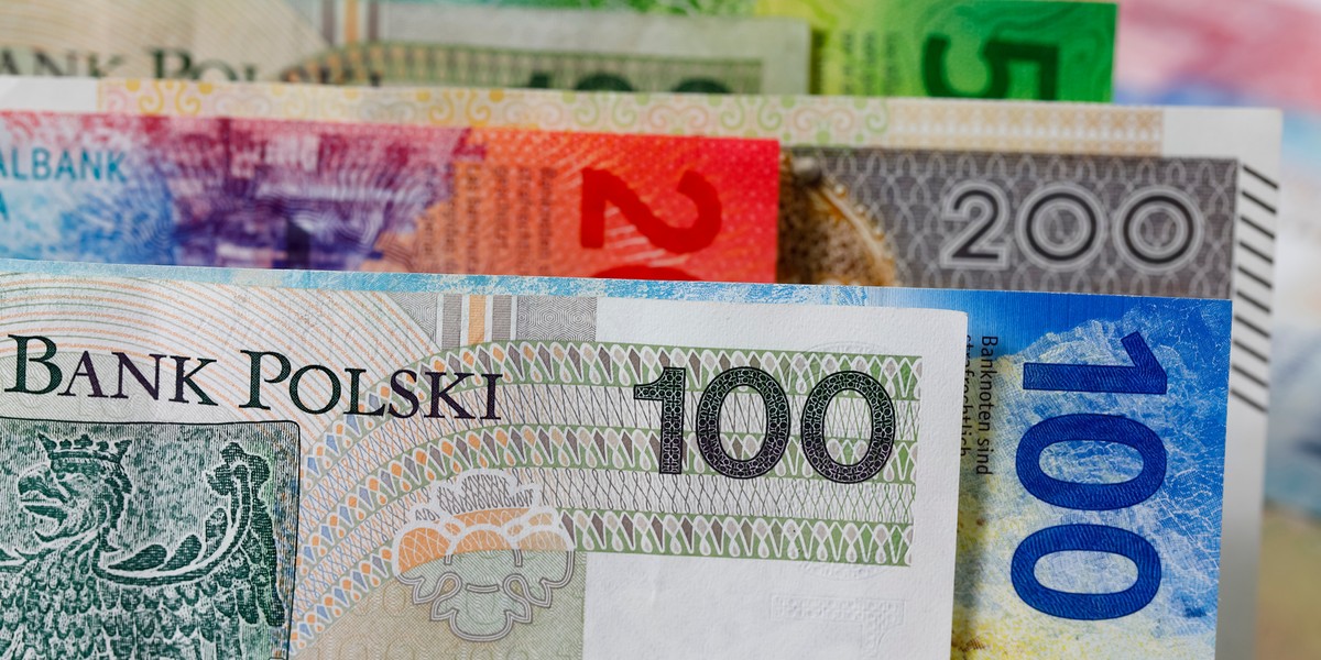 Złoty notowany jest w piątek najniżej względem franka w historii, a do dolara od 21 lat.