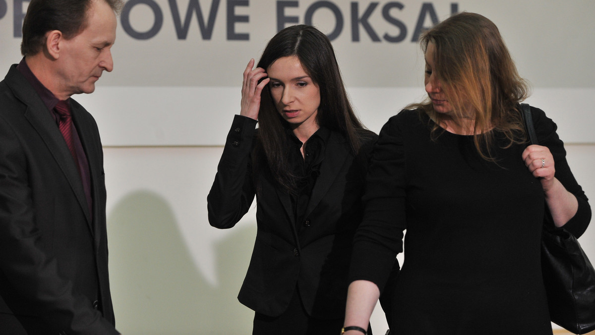 Marta Kaczyńska, córka zmarłej pary prezydenckiej Marii i Lecha Kaczyńskich, powiedziała w poniedziałek, że poczuła się bardzo dotknięta zmianą tablicy na, znajdującym się na lotnisku w Smoleńsku, kamieniu upamiętniającym ofiary katastrofy smoleńskiej. - Także jest to niesłychanie przykre i liczę, że nasze władze w jakiś sposób na to zareagują - powiedziała Kaczyńska.