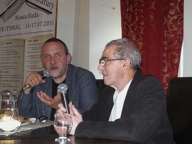 Karol Modzelewski, chociaż w latach 50-tych był członkiem PZPR, w 80-tych wstąpił do NSZZ „Solidarność” i to on właśnie był autorem nazwy związku. Na zdjęciu Modzelewski i Jerzy Sosnowski (polski pisarz i publicysta) w 2016 roku.