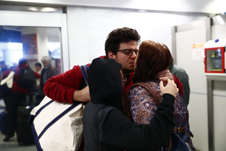 A rendezőt a reptéren gyászoló családja várta, puszival fogadták /Fotó: Fuszek Gábor