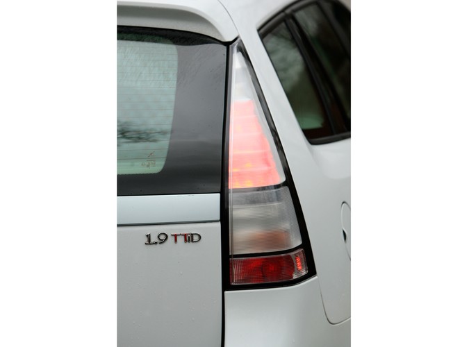 Saab 9-3X - szwedzka stal gotowa do przygody. Dzielnie zwalczy dziki teren, choć woli asfaltowe bulwary. Mogą być dziurawe jak sito - czyli idealnie sprawdza się na polskich drogach...