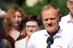 PiS zaapelował do Donalda Tuska. "Niech pan odda te medale"