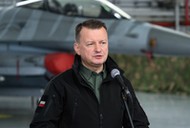 Minister obrony narodowej Mariusz Błaszczak podczas odprawy załóg samolotów F-35.