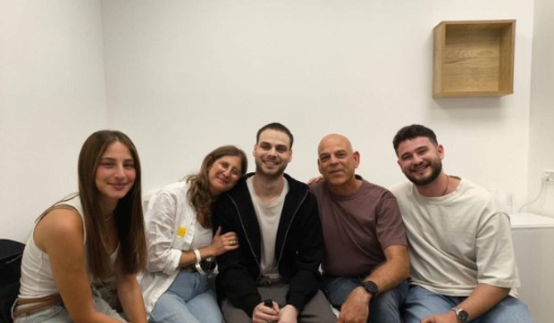 Alon Ohel sa porodicom posle dve godine zatočeništva