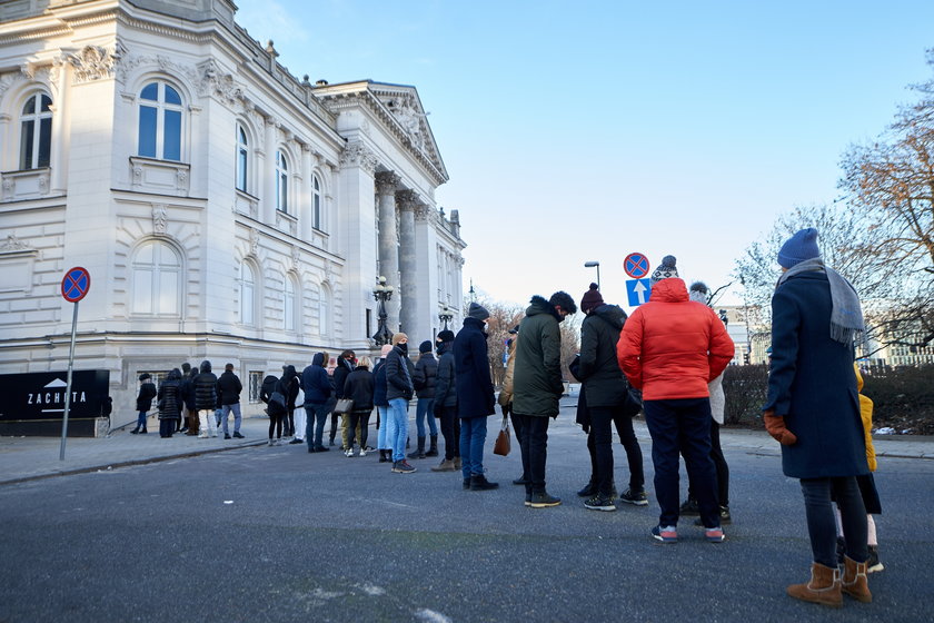 Gigantyczne kolejki do galerii i muzeów. Ludzie stoją na siarczystym mrozie, bo są żądni kultury