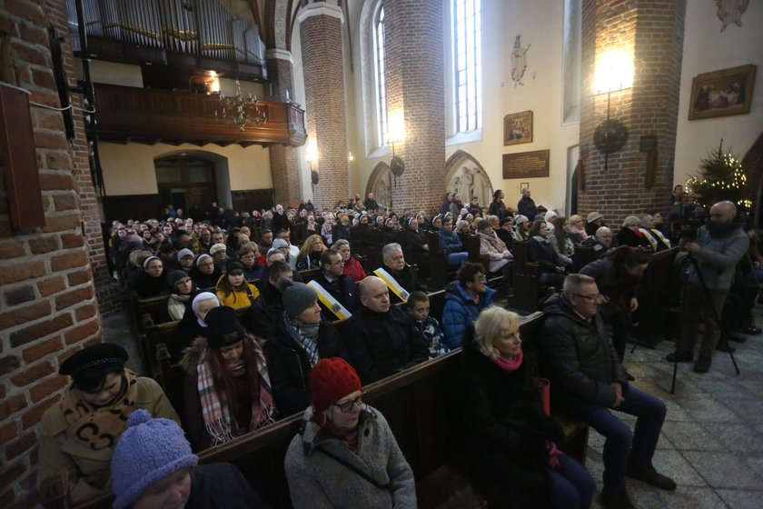 Chojnice: Mieszkańcy płaczą po ofiarach pożaru w hospicjum