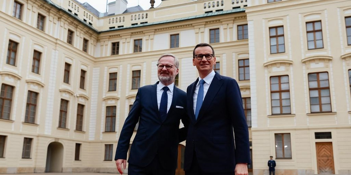 Premiera Mateusza Morawieckiego na zamku w Pradze powitał szef rząd Czech, Petr Fiala.