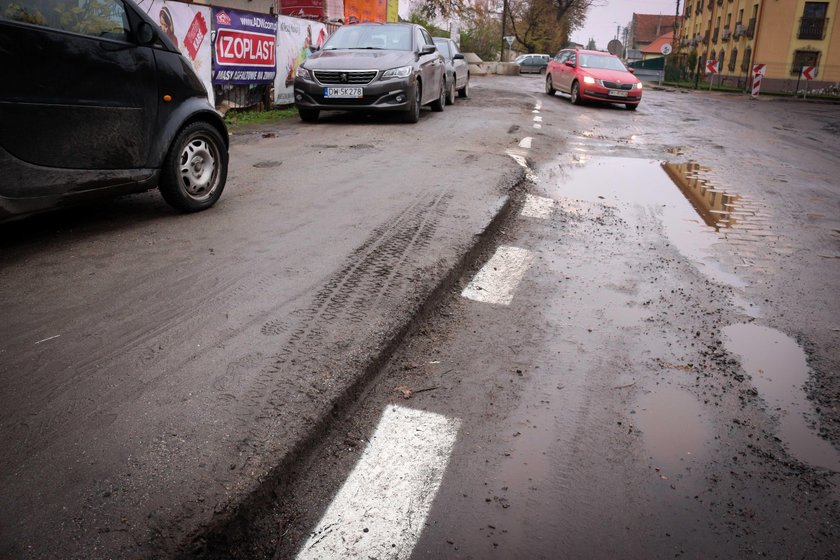 Namalowali pasy na błocie