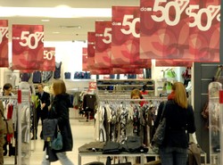 Handlowcy: jak trwoga, to na wyprzedaże