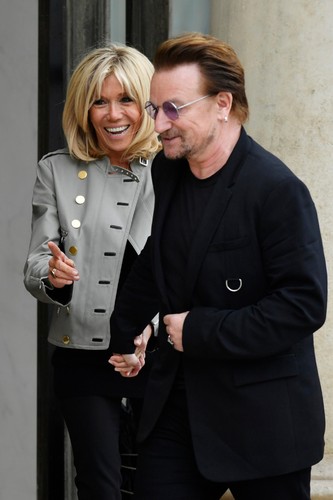Brigitte Macron i Bono po spotkaniu w Pałacu Elizejskim