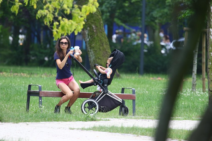 Marta Kaczyńska na spacerze z synkiem