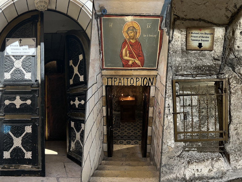 Niepozorne drzwi prowadzą do kaplicy, w której znajduje się grób Jezusa