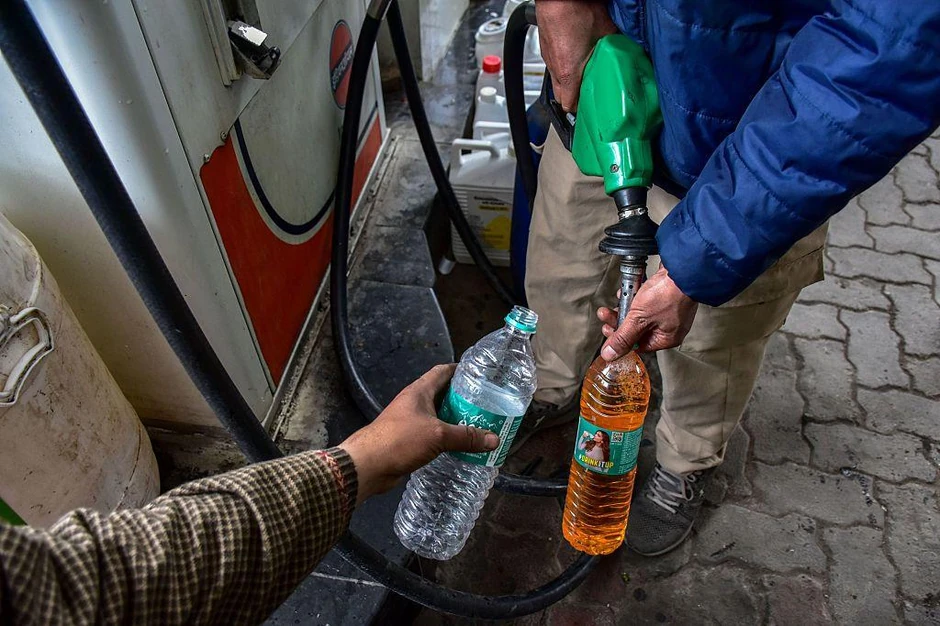 Benzinske pumpe širom Kašmira u Indiji suočile su se sa paničnom kupovinom nakon što su nestašice goriva potrajale tokom rata u Iranu | Foto: Saqib Majeed / SOPA Images / LightRocket via Getty Images